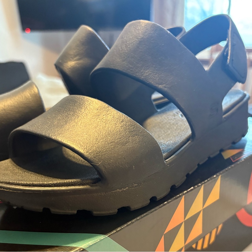 Sketchers FOOTSTEPS BREEZY FEELS
* BLACK